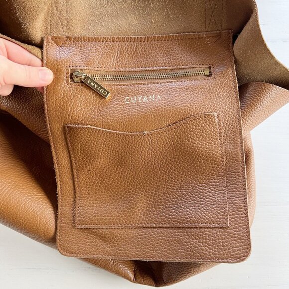 Cuyana Classic Leather Tote in Caramel - Picture 6 of 12